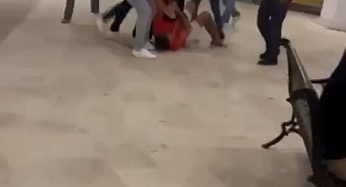 Taksicilerin müşteri kavgasında yere yatırılan sürücü tekmelerle darp edildi