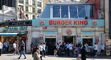 Taksim'de Burger King çalışanlarından cüzdanını unutan müşteriye meydan dayağı