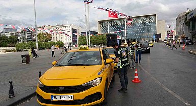 Taksim'de ticari taksi denetimi yapıldı