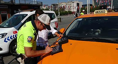 Taksim'deki denetimde 4 taksiye para cezası kesildi