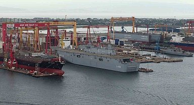 TCG Anadolu 4 ay sonra yeniden Tuzla'da