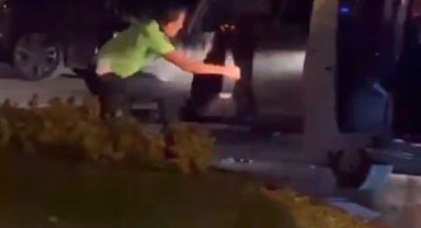 Tekme atıp polisin silahını düşüren şüpheli yakalandı, o anlar kameraya yansıdı