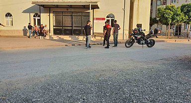 Telefonda tartıştığı arkadaşını cami önünde vurdu