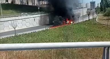 Tem Otoyol bağlantısında otomobil alev aldı: Yanma anı cep telefonu kamerasında