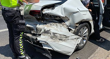 TEM'de dinlenme tesisinden çıkan otomobile tır çarptı