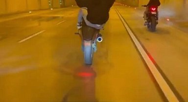 Tünelde motosikletle tek teker giden maganda kamerada