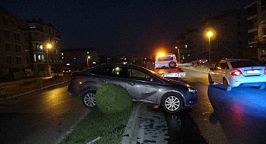 Virajı alamayan otomobil refüje çıkarak durabildi