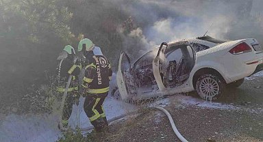 Yanmaya başlayan araç şarampole devrildi