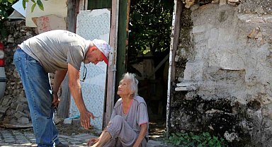 Yaşlı ve bakıma muhtaç komşusu için gözyaşlarına boğuldu