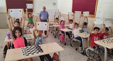 Yaz tatilini satranç öğrenerek geçirdiler