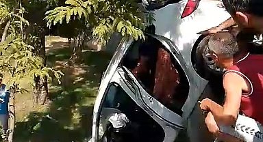 Yoldan çıkan otomobilin şarampole uçmaması için vatandaşlar tuttu