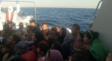 Yunan unsurlarınca ölüme terk edilen 62 kaçak göçmen kurtarıldı