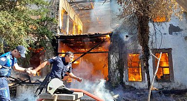 150 yıllık tarihi binayı alevler yuttu