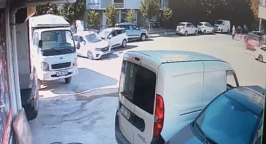 3 kişinin yaralandığı kaza anı kamerada