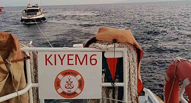 Açık denizde yanan tekneyi KIYEM ekipleri söndürdü