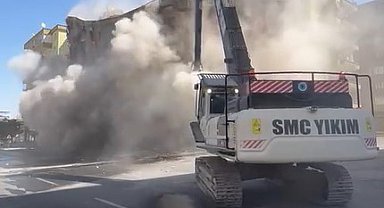 Ağır hasarlı bina yıkım esnasında tek dokunuşla yerle bir oldu