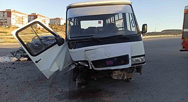 Ankara'da otomobil ile işçi servisi kafa kafaya çarpıştı: 15 yaralı