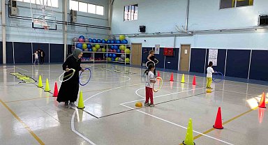 Anne ve çocuklar hem spor yaptı hem eğlendi