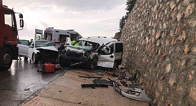 Antalya'da iki araç kafa kafaya çarpıştı: 1 ölü, 6 yaralı