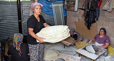 Antalyalı ev hanımları, imece usulü yufka ekmek geleneğini yaşatıyor