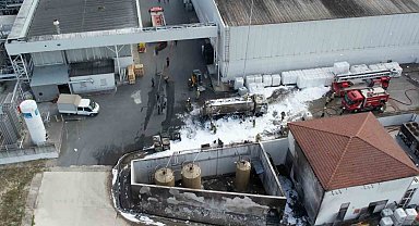 Fabrika bahçesindeki yakıt tankeri alev alev yandı