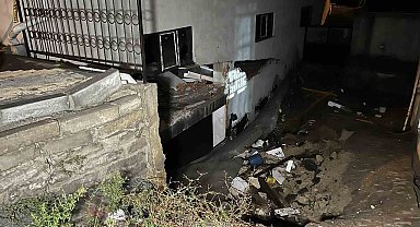 Arnavutköy'de sağanak nedeniyle bir binanın istinat duvarı yıkıldı