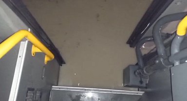Arnavutköy'de sağanak nedeniyle servis aracına su doldu, çalışanlar mahsur kaldı