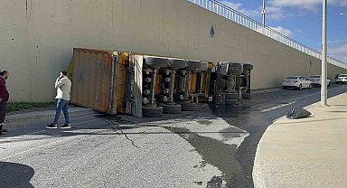 Arnavutköy'de sürücüsünün kontrolünden çıkan kamyon yan yattı, faciadan dönüldü