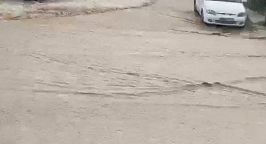 Arnavutköy'de yollar göle döndü, araçlar suya gömüldü, bir evi su bastı