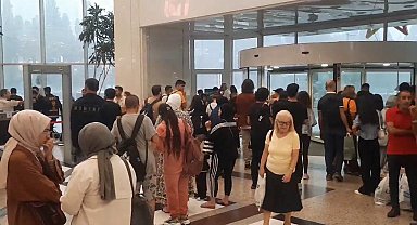 Aşırı yağış nedeniyle müşteriler Cevahir Alışveriş Merkezi'nde mahsur kaldı