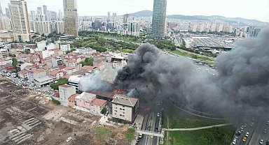 Ataşehir'de 3 binaya sıçrayan yangın havadan görüntülendi