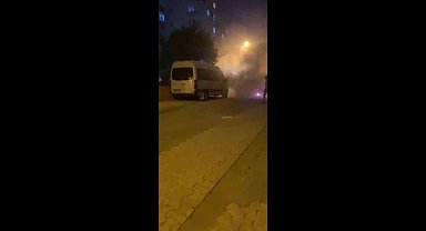 Ataşehir'de park halindeki minibüs alev alev yandı