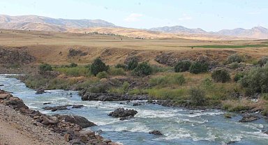 Ayağının kayması sonucu kayalıktan Murat Nehri'ne düşen şahıs boğuldu