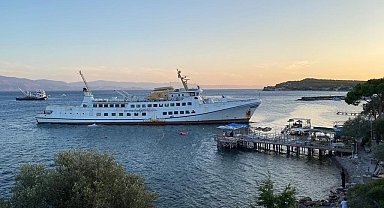 Ayvacık açıklarında karaya oturan yolcu gemisi kendi imkanlarıyla kurtuldu
