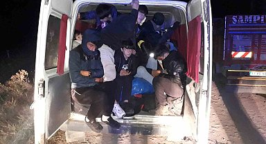 Ayvacık'ta iki minibüs içinde 40 kaçak göçmen ile 2 organizatör yakalandı