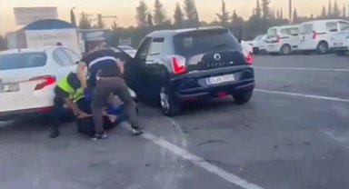 Bagaj kapağına gizlenen 1 kilo kokain jandarmanın dikkatinden kaçmadı