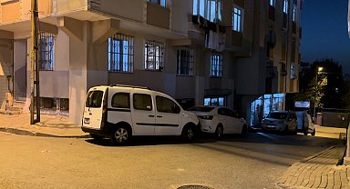 Bağcılar'da tartışan lise öğrencilerin arasına silahla dalan kişi kamerada