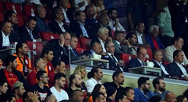 Bakan Bak, Galatasaray - Kopenhag maçını stattan izledi