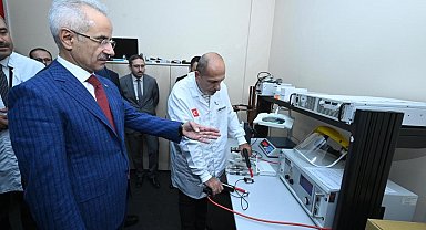 Bakan Uraloğlu Cep Telefonu Test Merkezi'ni inceledi