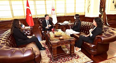Bakan Yumaklı, İsveç'te su ödülü alan Ayşe Pelin Dedeler ile bir araya geldi
