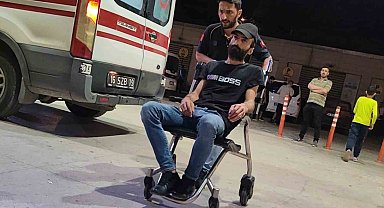 Balkonuna atılan yabancı madde elinde patladı