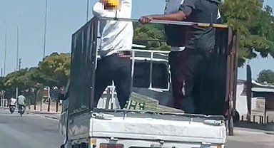 Baretli işçilerin kamyonet kasasında oynaması kamerada