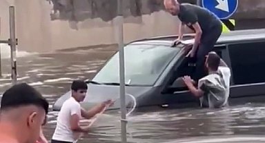 Başakşehir'de bir vatandaş aracı suda sürüklenmesin diye direğe bağladı