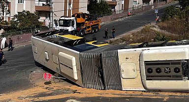 Başakşehir'de rampadan çıkamayan İETT otobüsü devrildi: O anlar kamerada