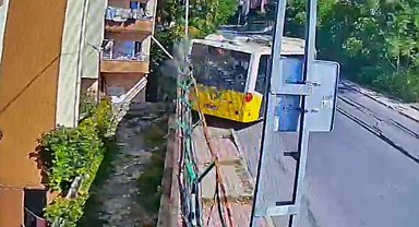 Başakşehir'de rampadan çıkamayan İETT otobüsünün kaza anı kamerada