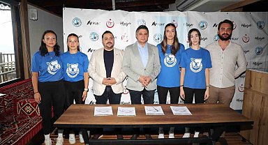 Başkan Acar, Aliağa'nın profesyonel kadın voleybolcularıyla bir araya geldi