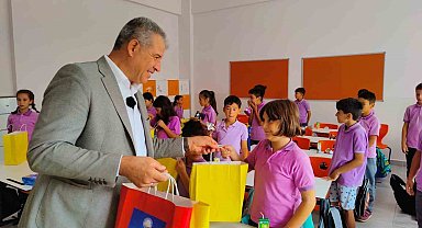 Başkan Elbi, öğrenciler ile bir araya gelerek hediyeler dağıttı