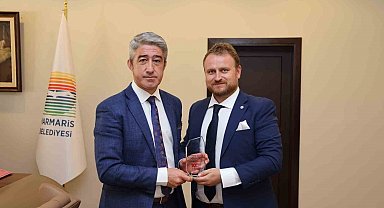 Başkan Oktay'a plaket