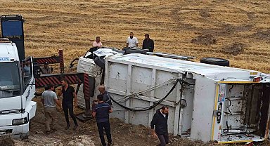 Direksiyon Hakimiyetini Kaybettiği Çöp Kamyonu Tarlaya Uçtu