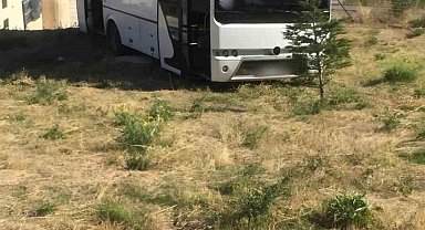 Başkentte servis kazasını rögar kapağı engelledi